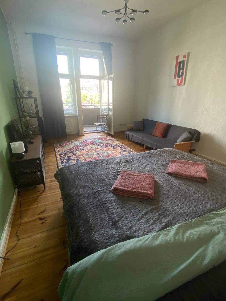 Stylish 2-room Apartment with Balcony Next to East Side Gallery