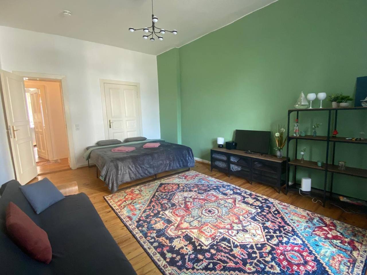Stylish 2-room Apartment with Balcony Next to East Side Gallery