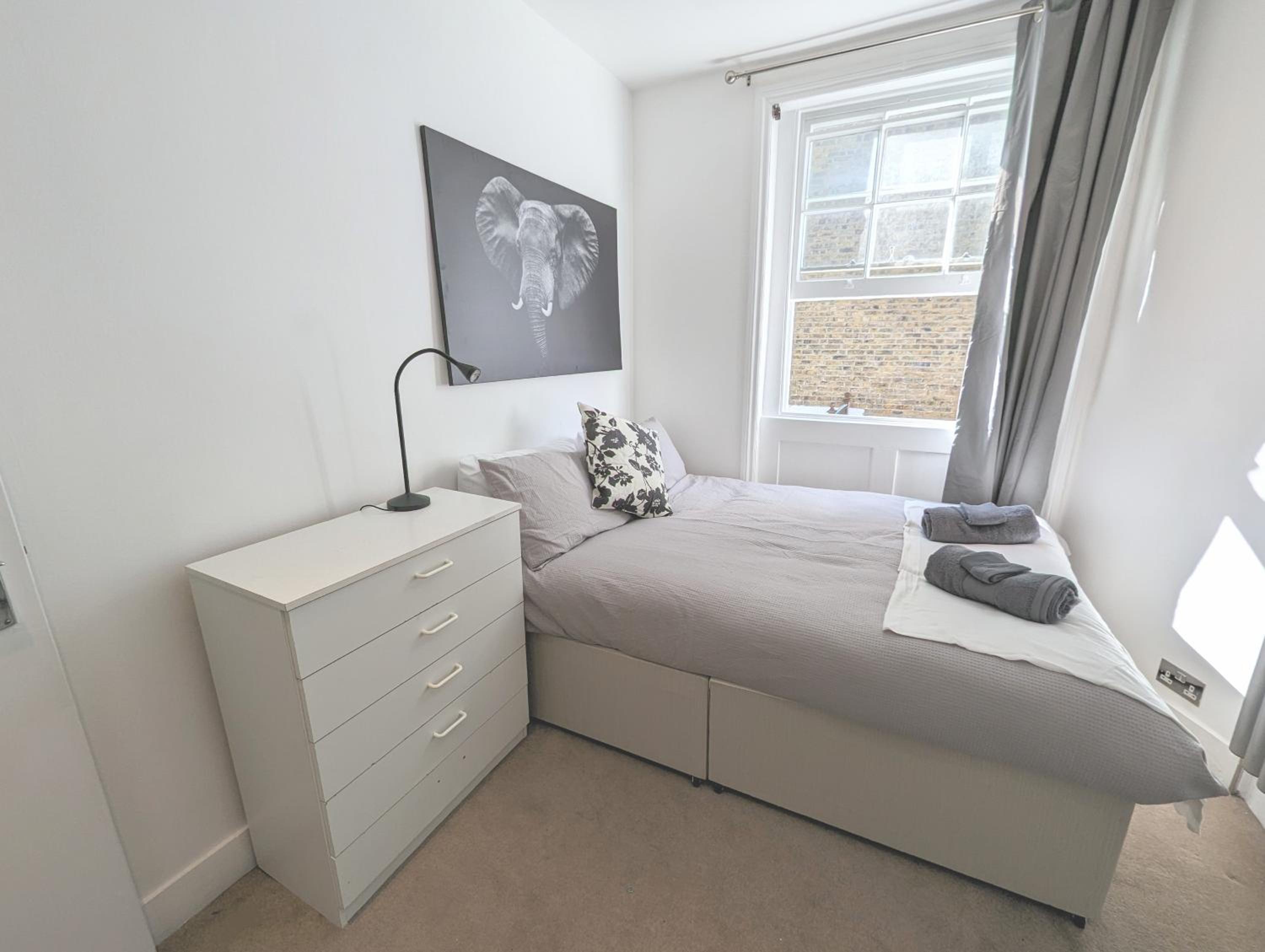 Hyde Park 3 bedroom flat