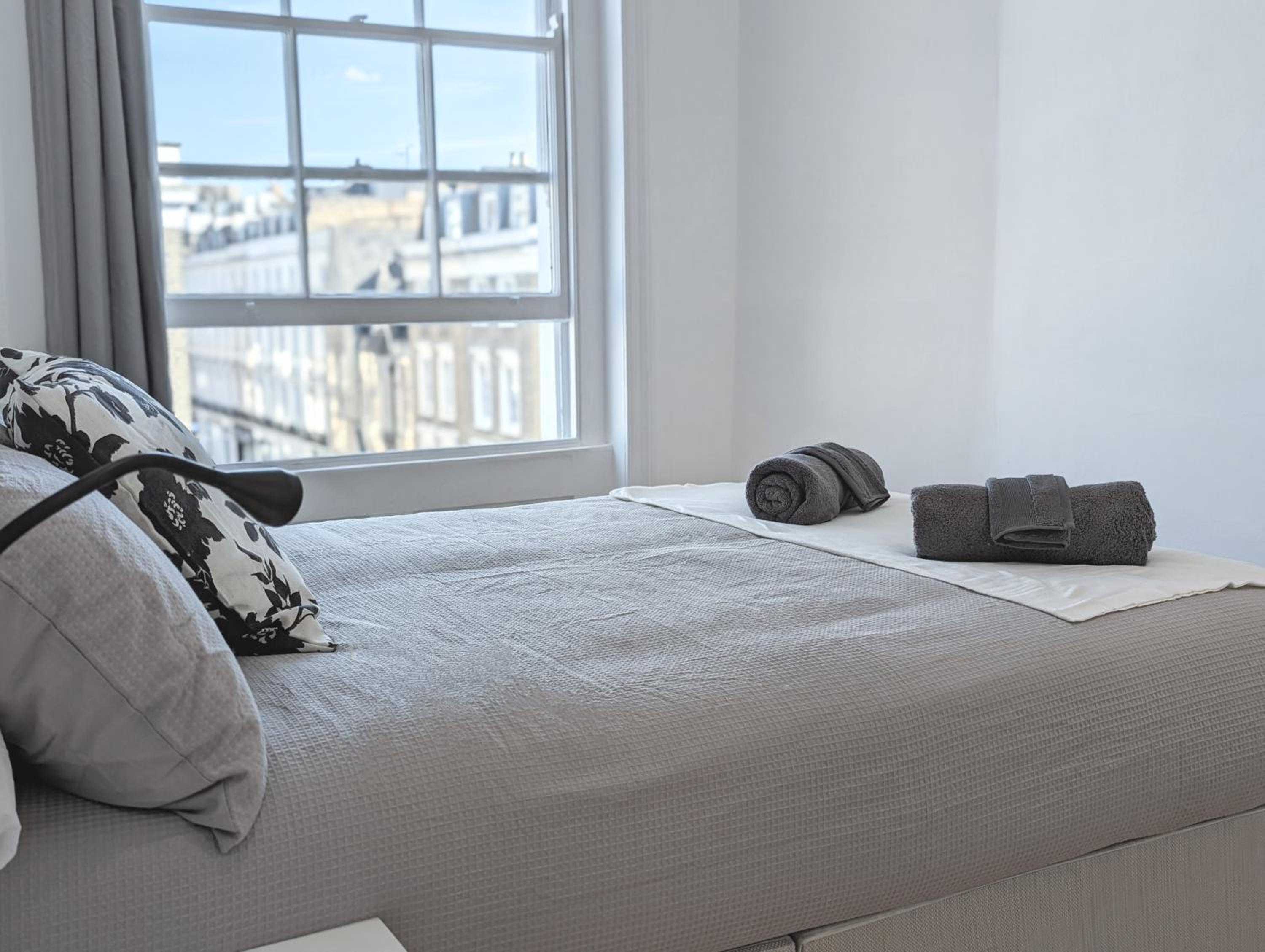 Hyde Park 3 bedroom flat
