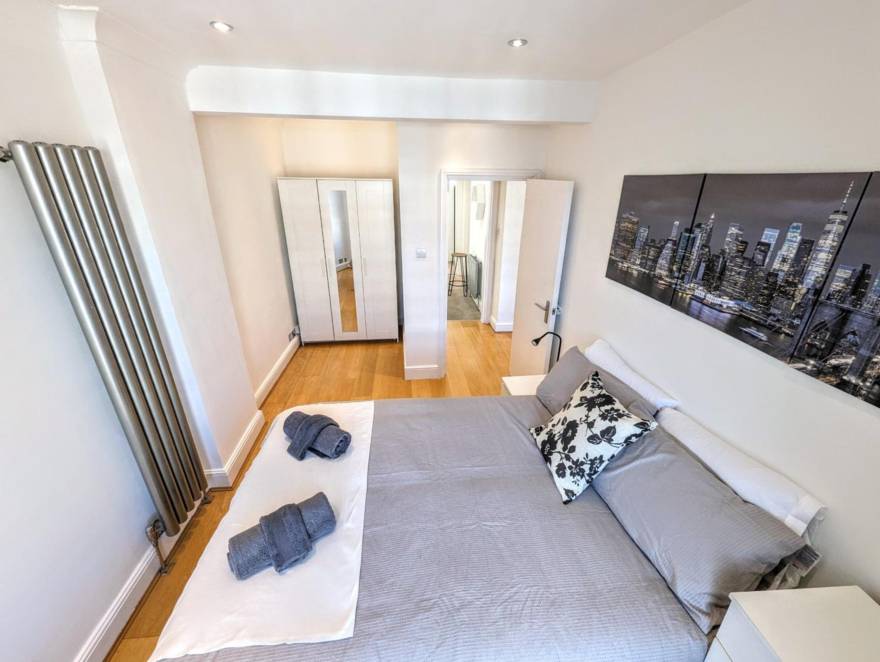 Hyde Park 3 bedroom flat