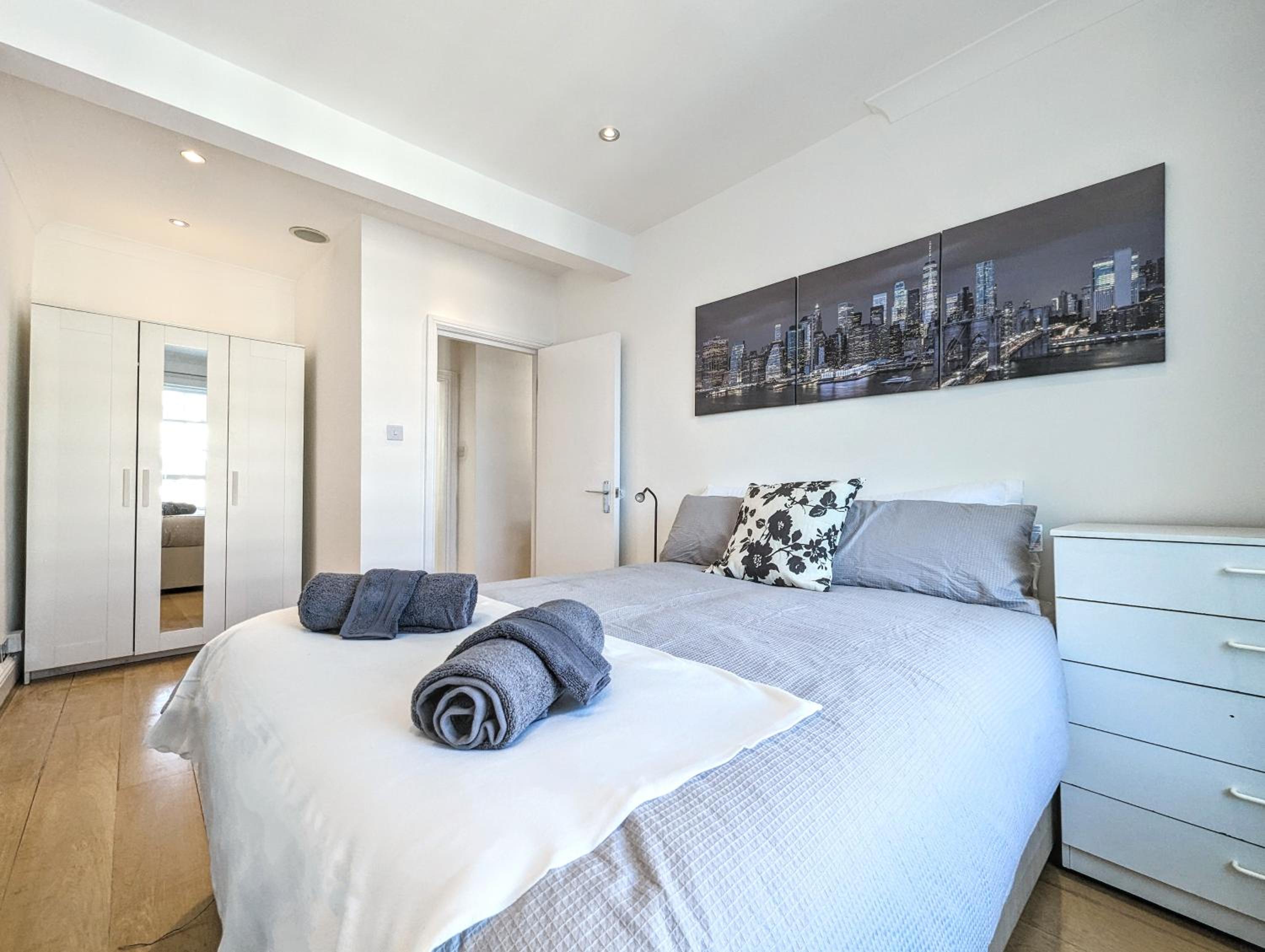 Hyde Park 3 bedroom flat