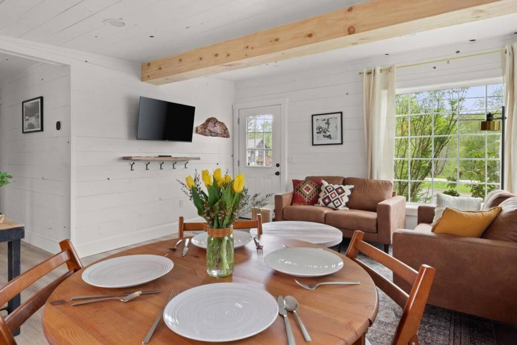 Hotel Charming & Freshly Restored Farmhouse 1 mile from center of Stowe - Image 1