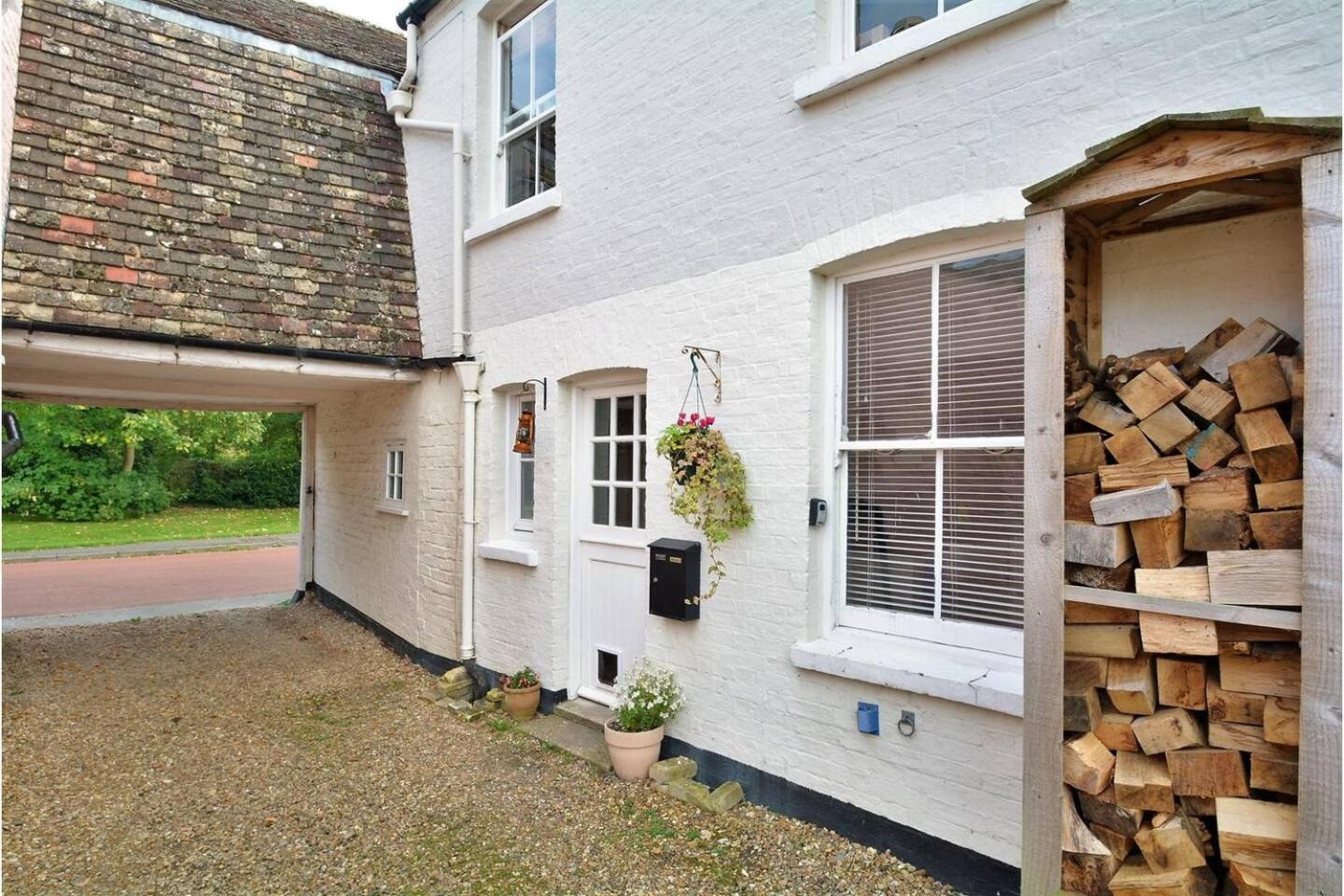 Cosy Courtyard Cottage sleeps 4 with Log Burner, close to Cambridge view 2