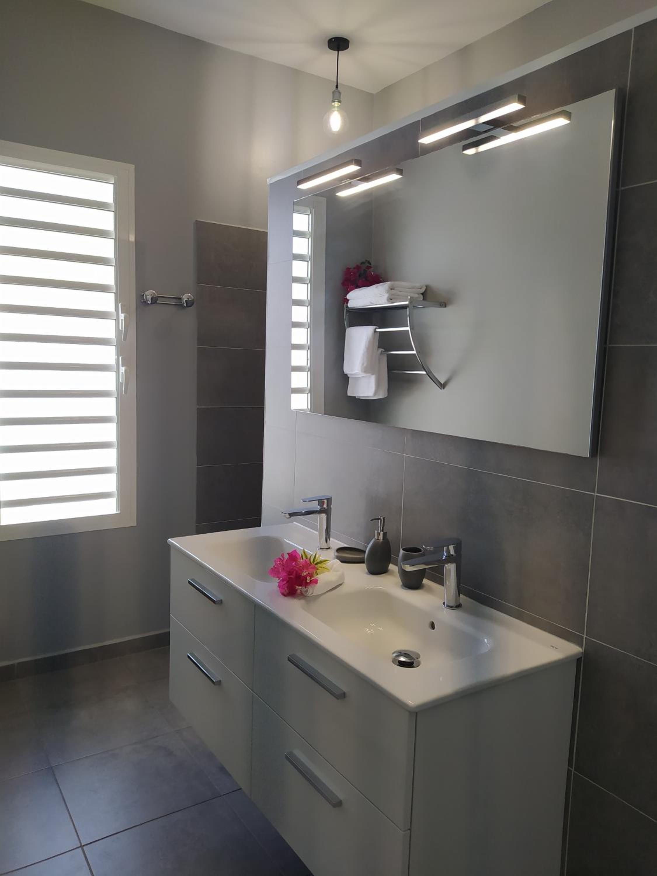Villa Créoléna - Chambres d'hôtes avec piscine - option kitchenette - proche plage - calme absolu - Nord Grande-Terre