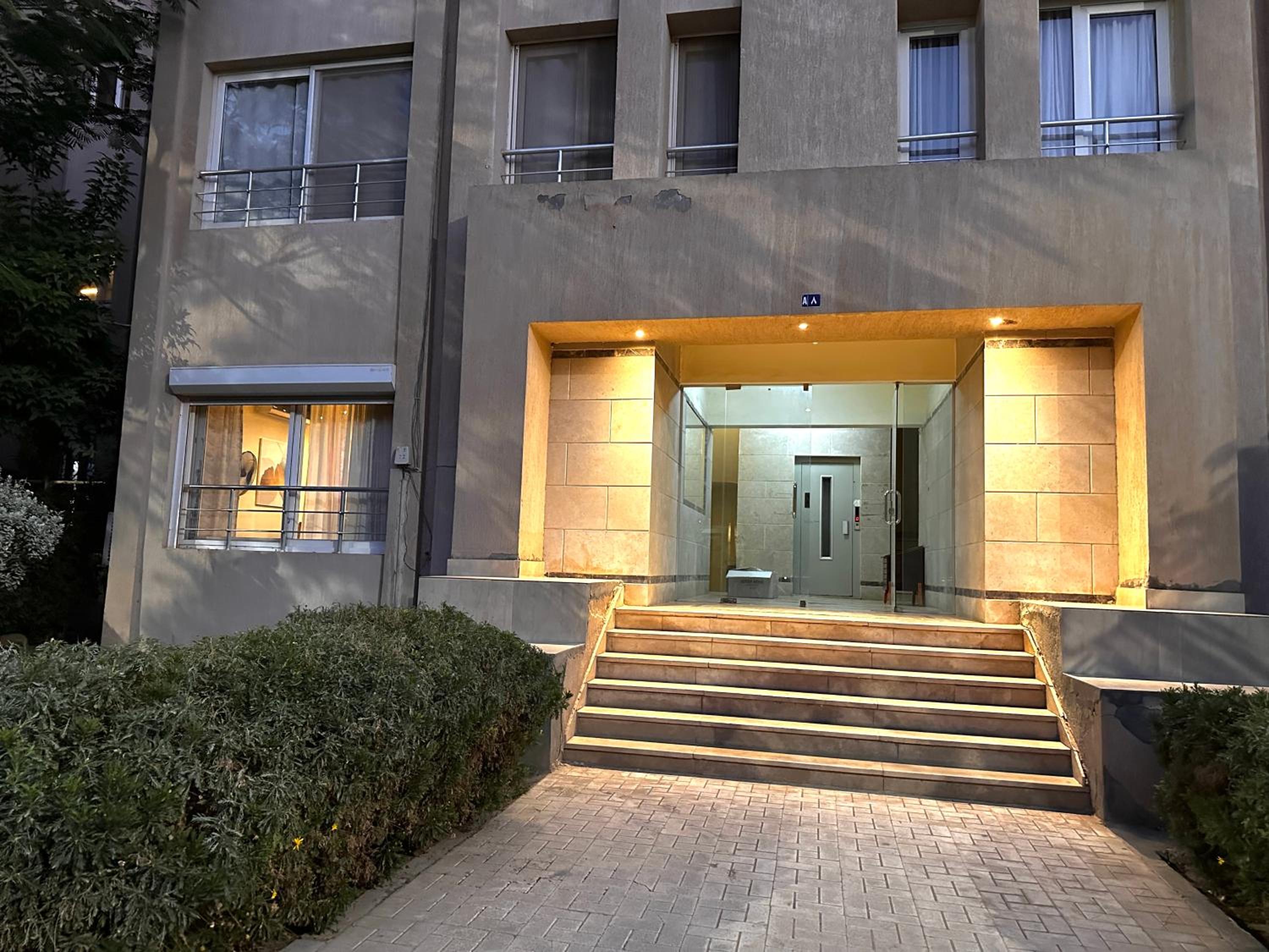 Top rated 1bedroom in Karma compound Sheikh Zayed - only families & single travelers - main view