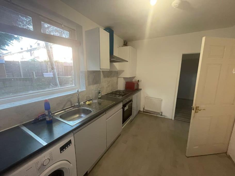 Cheerful 3 bed entire house, newly refurbished