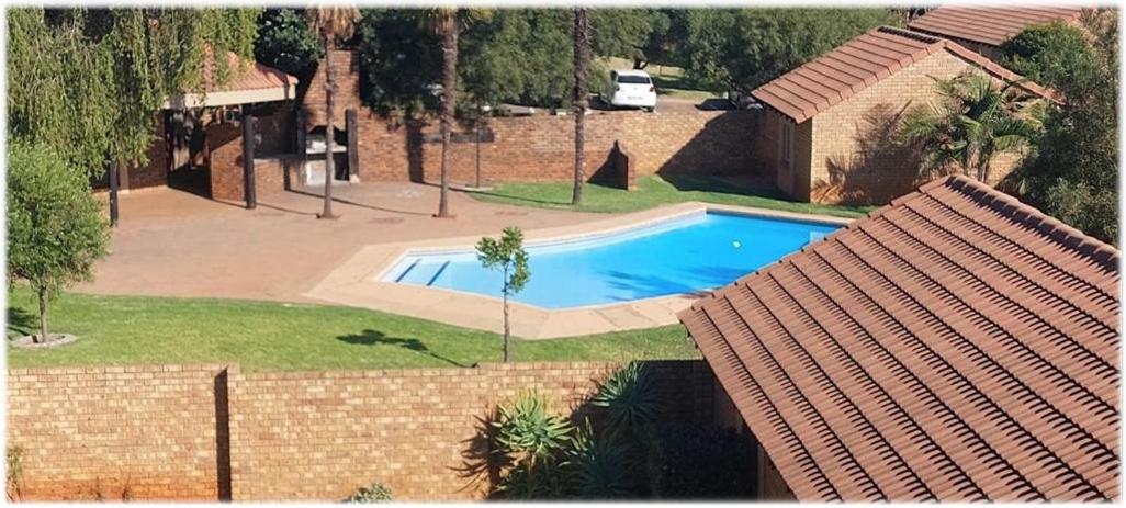 Faerie Glen, No Loadshedding, Short or Long Stays, Fast Wi-Fi view 4