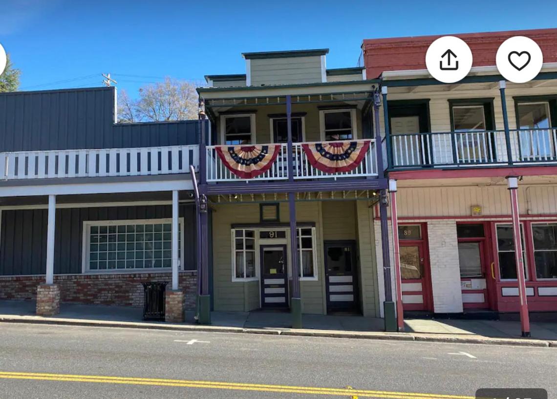 Historic Washington St Balcony
