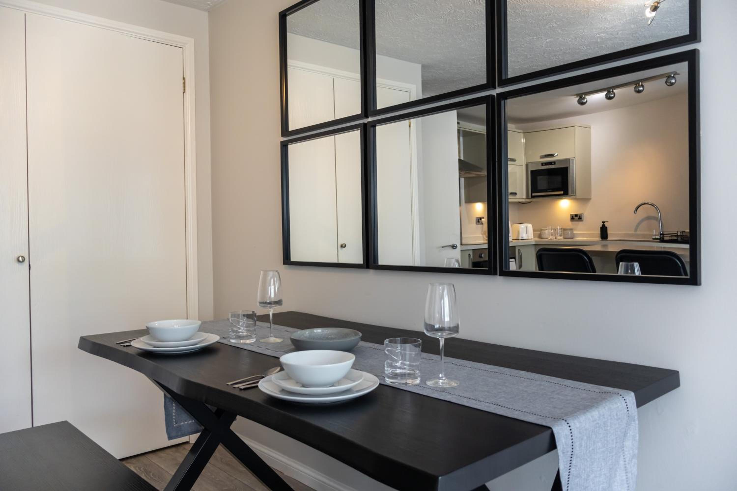 Modern 2 Bed Apartment Near Gatwick view 5