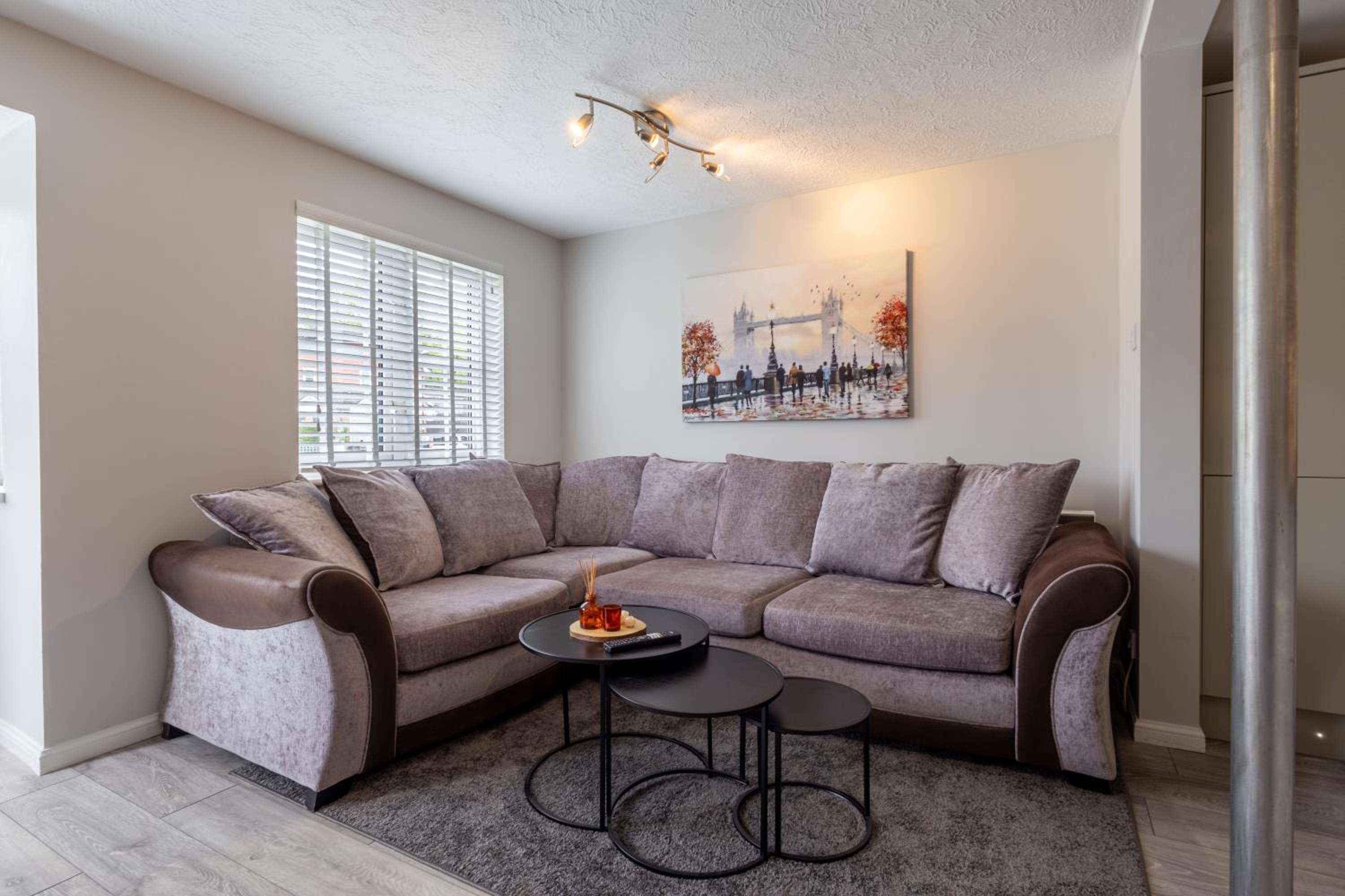 Modern 2 Bed Apartment Near Gatwick view 2