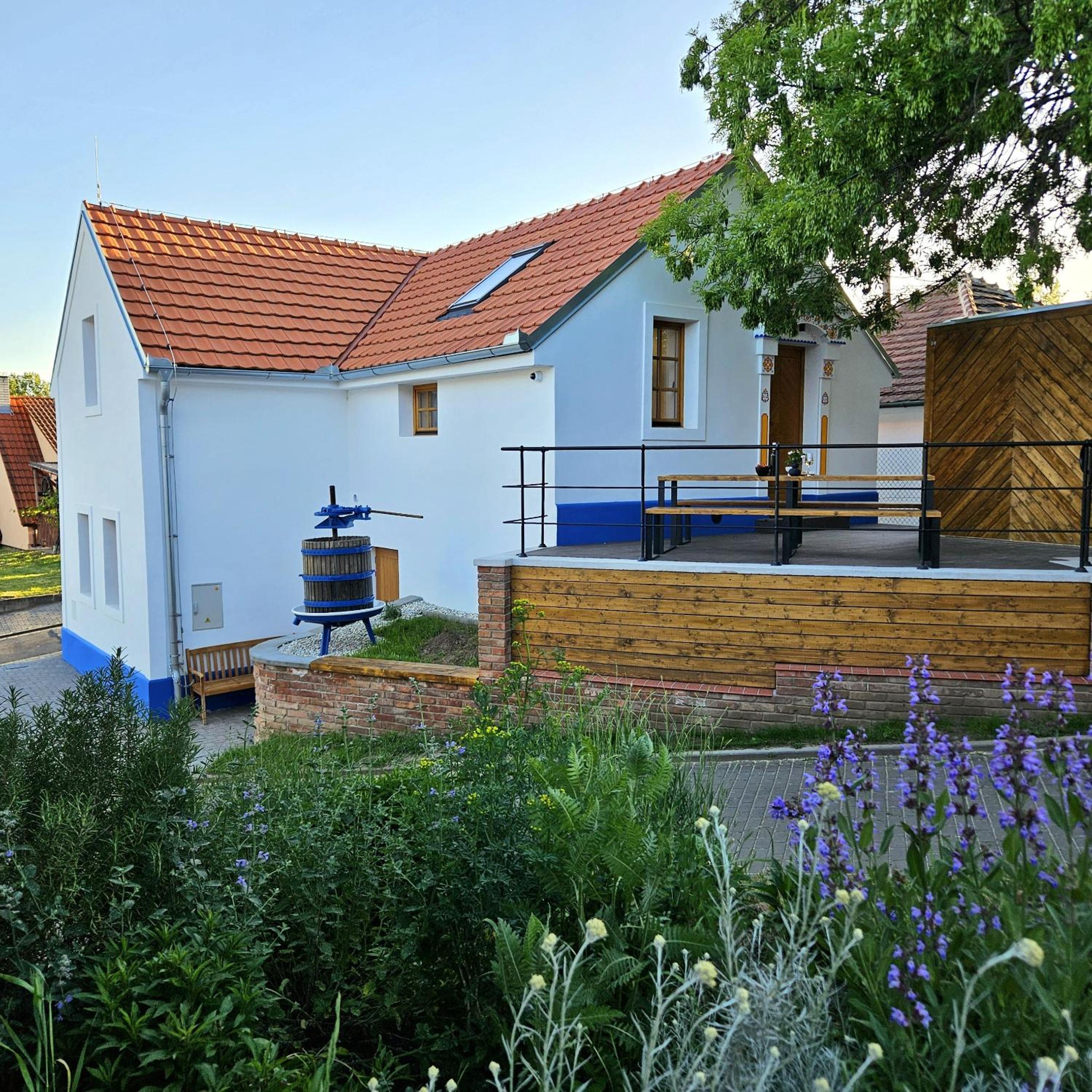 Pod vinohradem - apartmány & vinné sklepy