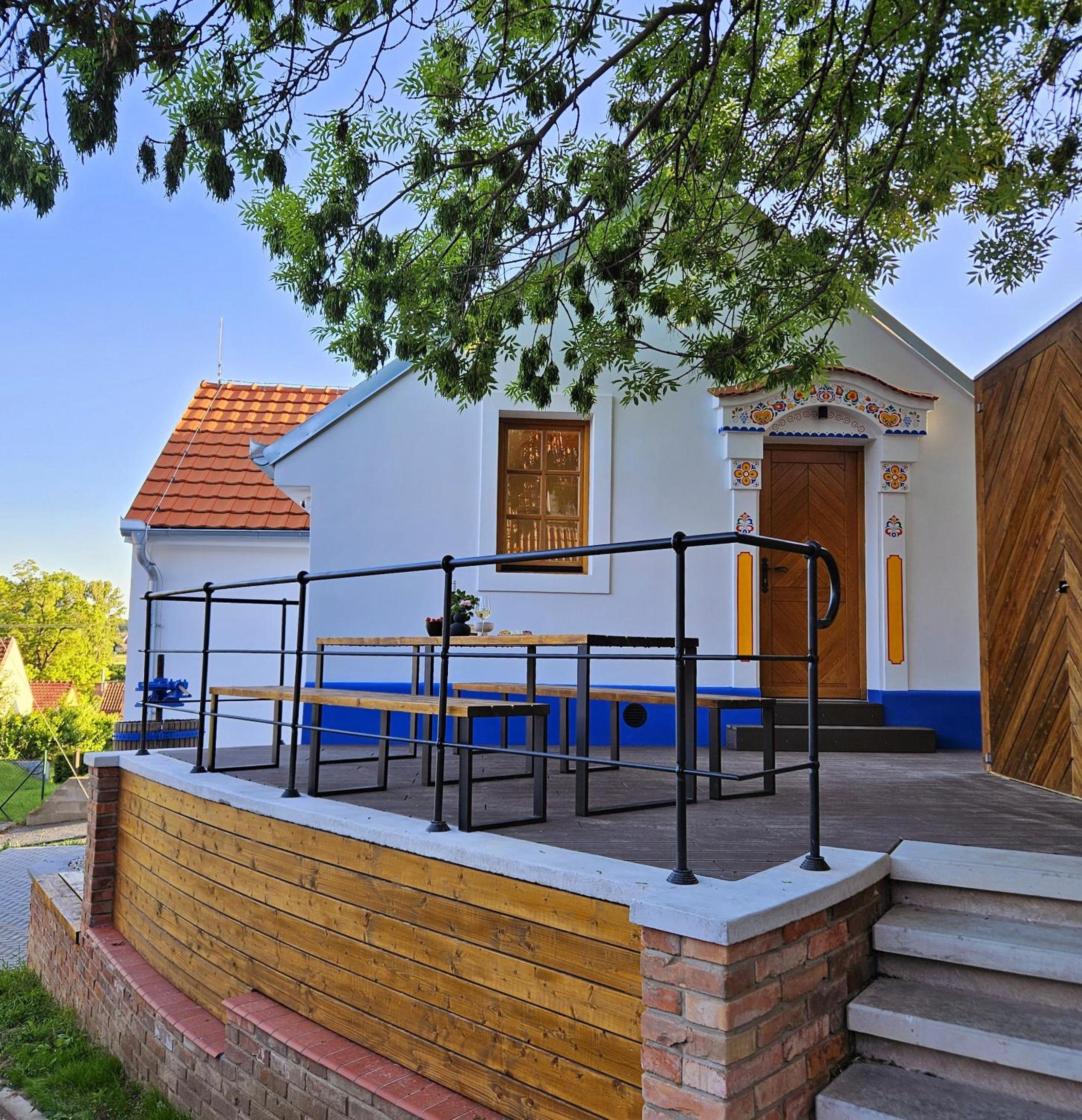 Pod vinohradem - apartmány & vinné sklepy
