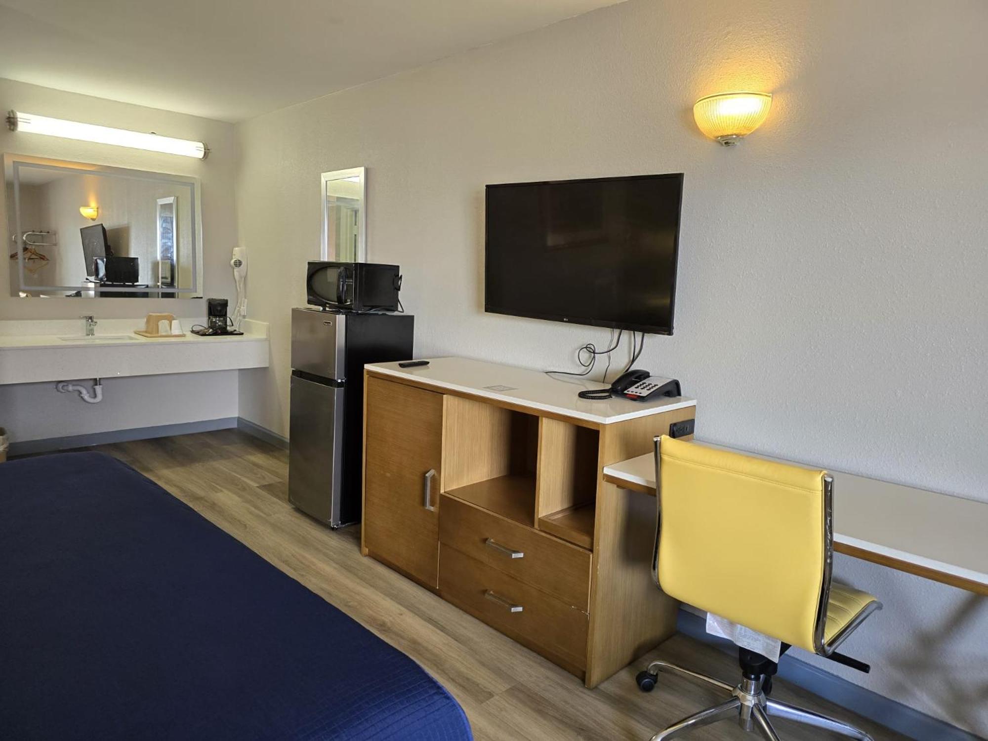Americas Express Inn South Hill view 5