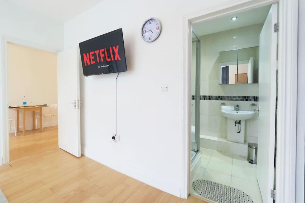 S3 Full Studio In Central Kilburn With Kitchen London Zone 2