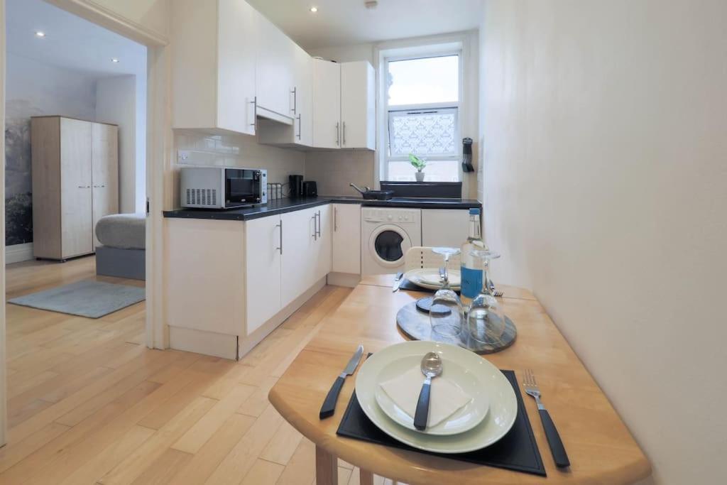 S3 Full Studio In Central Kilburn With Kitchen London Zone 2