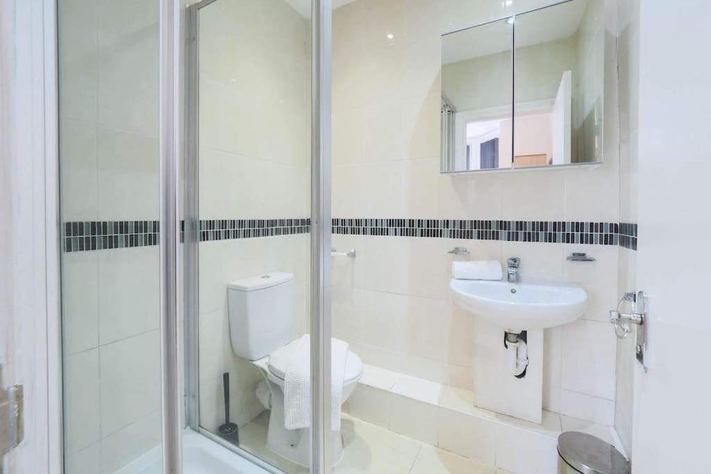 S3 Full Studio In Central Kilburn With Kitchen London Zone 2