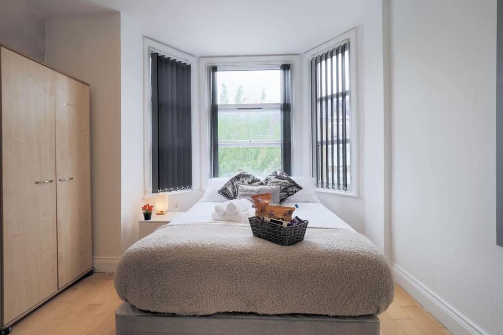 S3 Full Studio In Central Kilburn With Kitchen London Zone 2