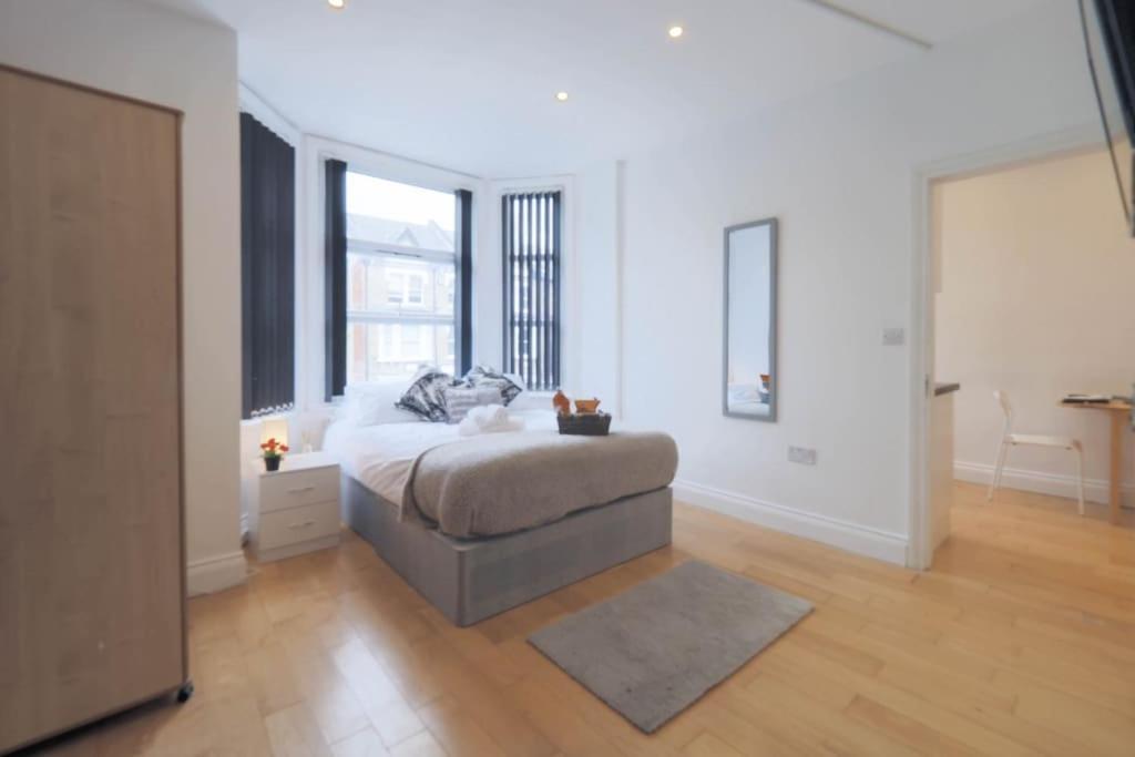 S3 Full Studio In Central Kilburn With Kitchen London Zone 2