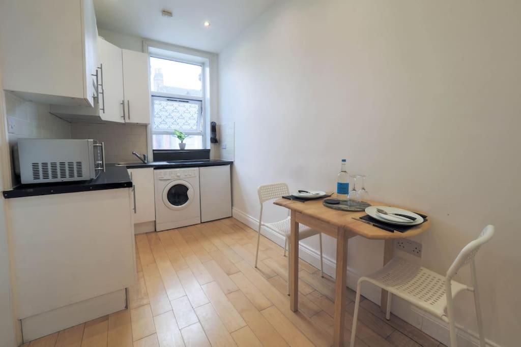 S3 Full Studio In Central Kilburn With Kitchen London Zone 2