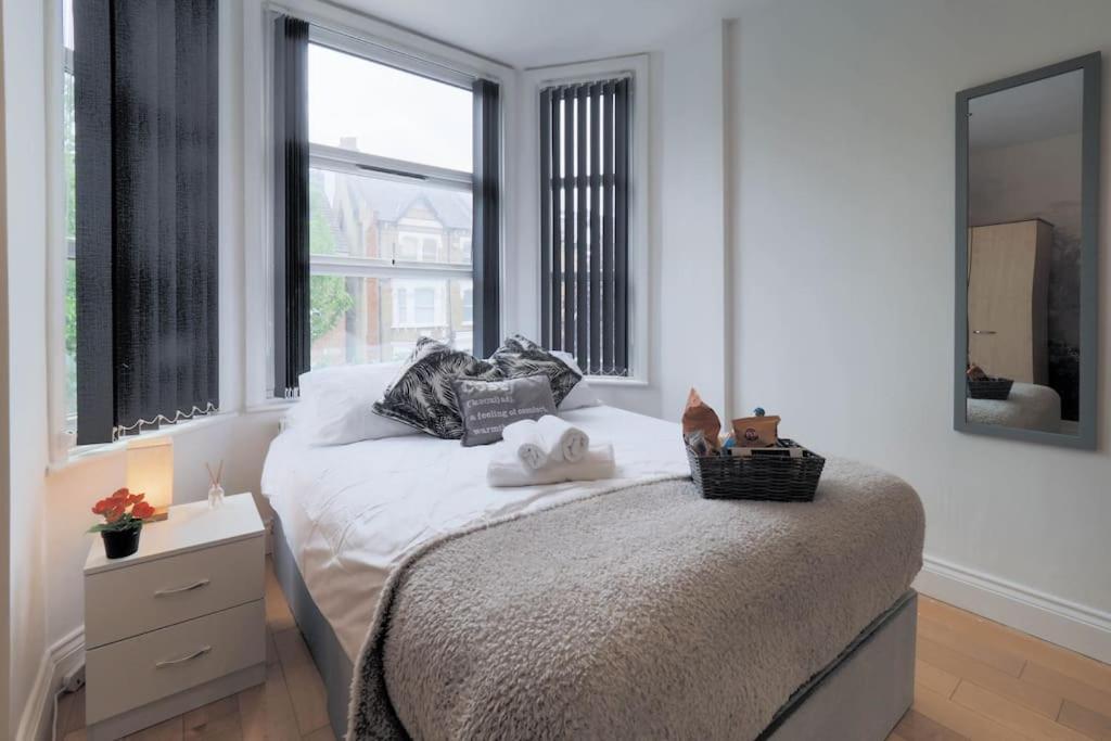 S3 Full Studio In Central Kilburn With Kitchen London Zone 2