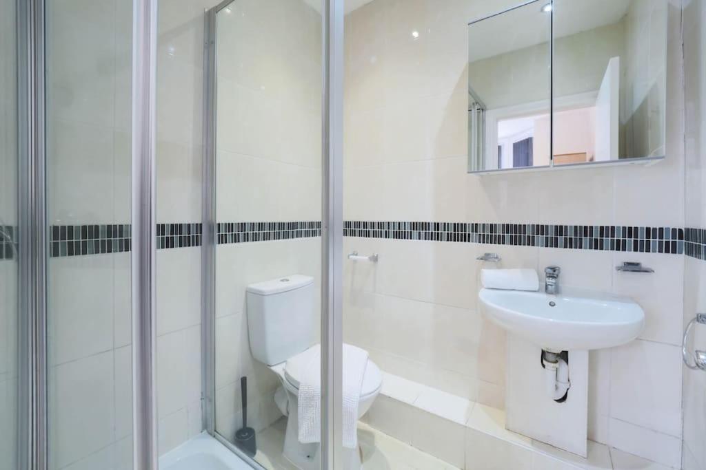 S3 Full Studio In Central Kilburn With Kitchen London Zone 2