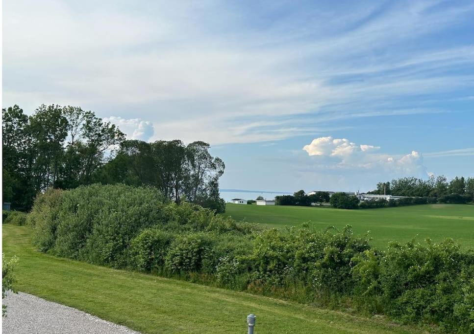 Hyggeligt sommerhus tæt på vandet i Bro Strand