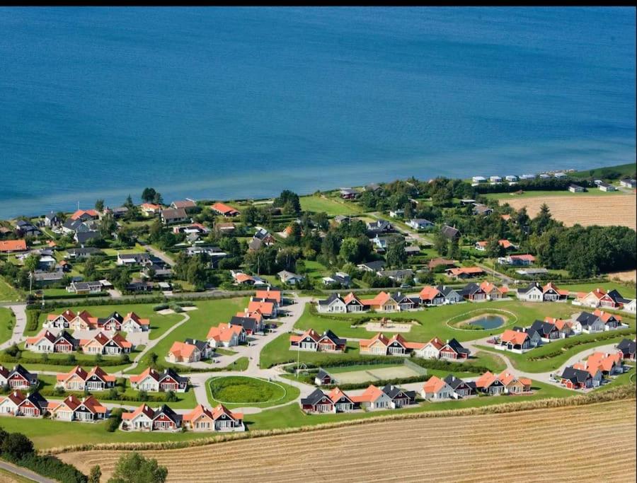 Hyggeligt sommerhus tæt på vandet i Bro Strand