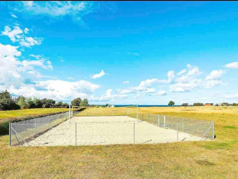 Hyggeligt sommerhus tæt på vandet i Bro Strand