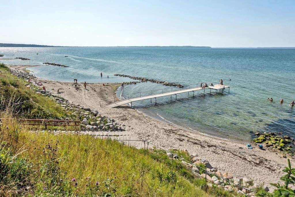 Hyggeligt sommerhus tæt på vandet i Bro Strand