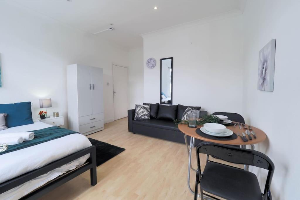 S5 Full Studio In Central Kilburn London With Kitchen Zone 2
