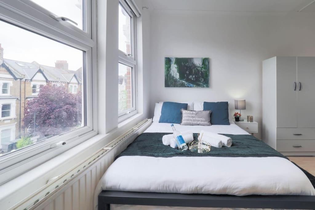 S5 Full Studio In Central Kilburn London With Kitchen Zone 2