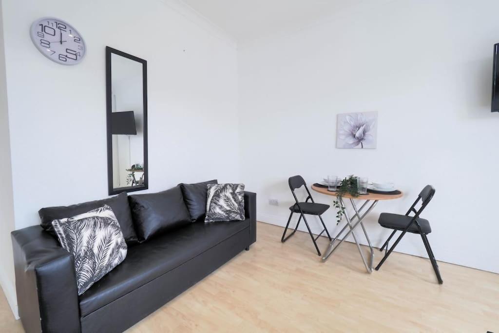S5 Full Studio In Central Kilburn London With Kitchen Zone 2