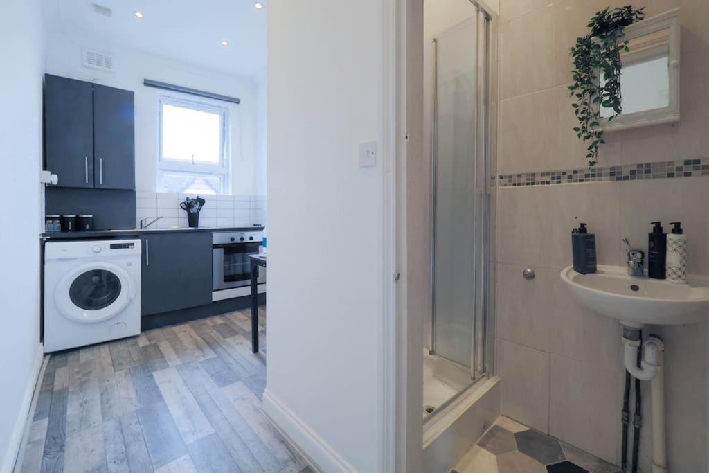S5 Full Studio In Central Kilburn London With Kitchen Zone 2