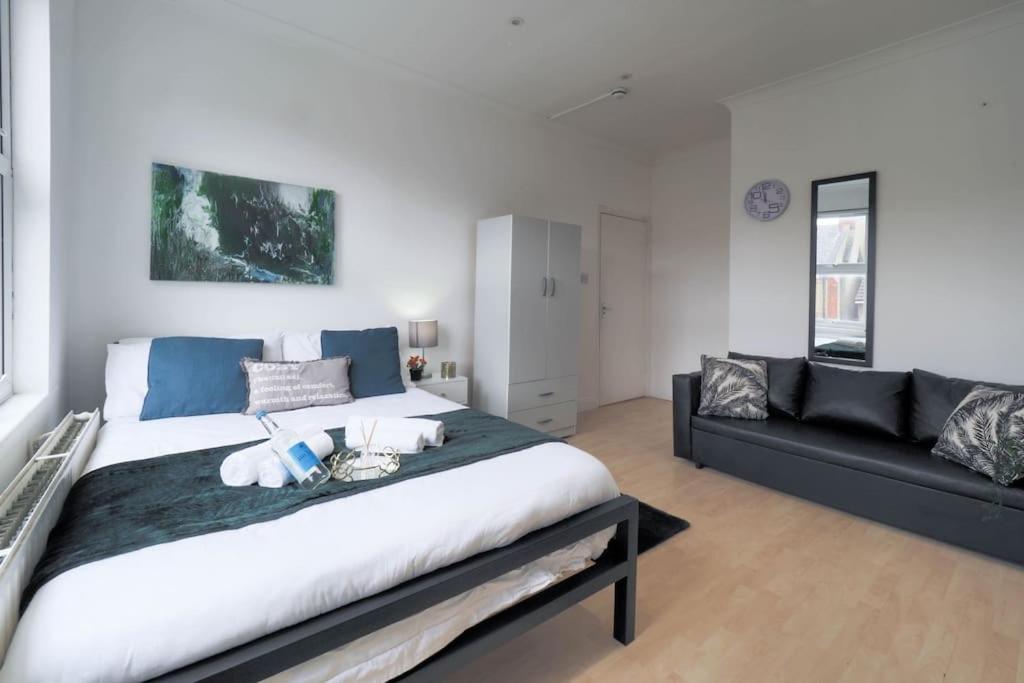 S5 Full Studio In Central Kilburn London With Kitchen Zone 2