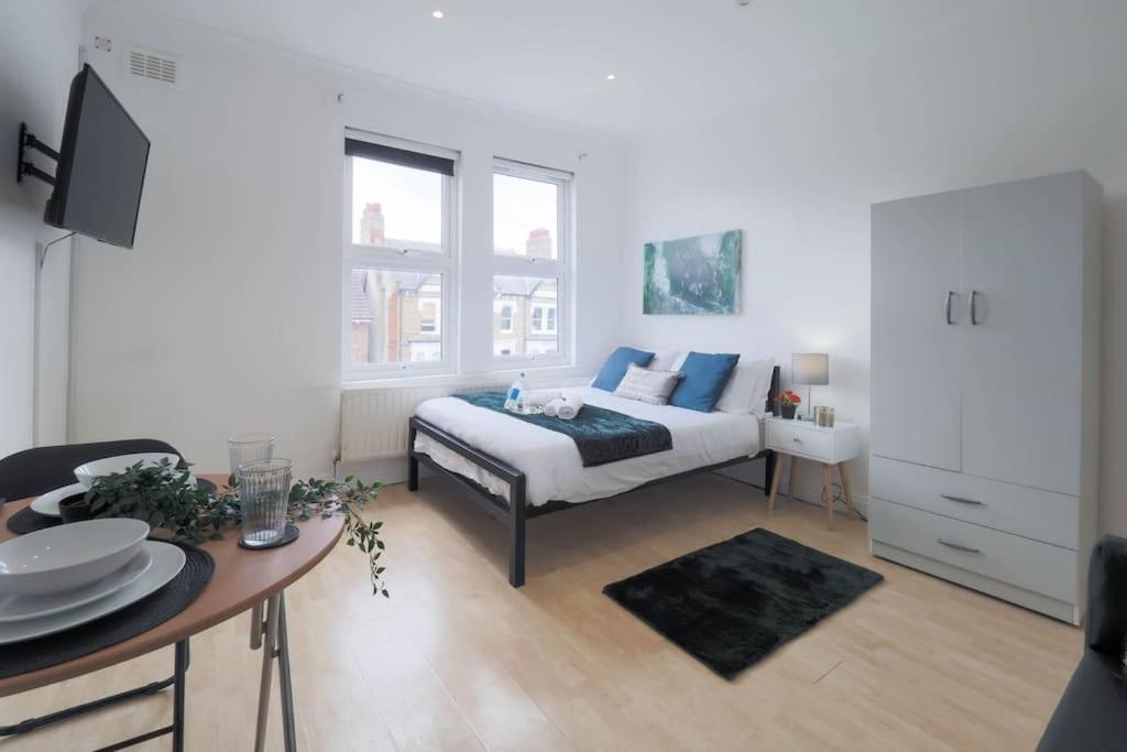 S5 Full Studio In Central Kilburn London With Kitchen Zone 2