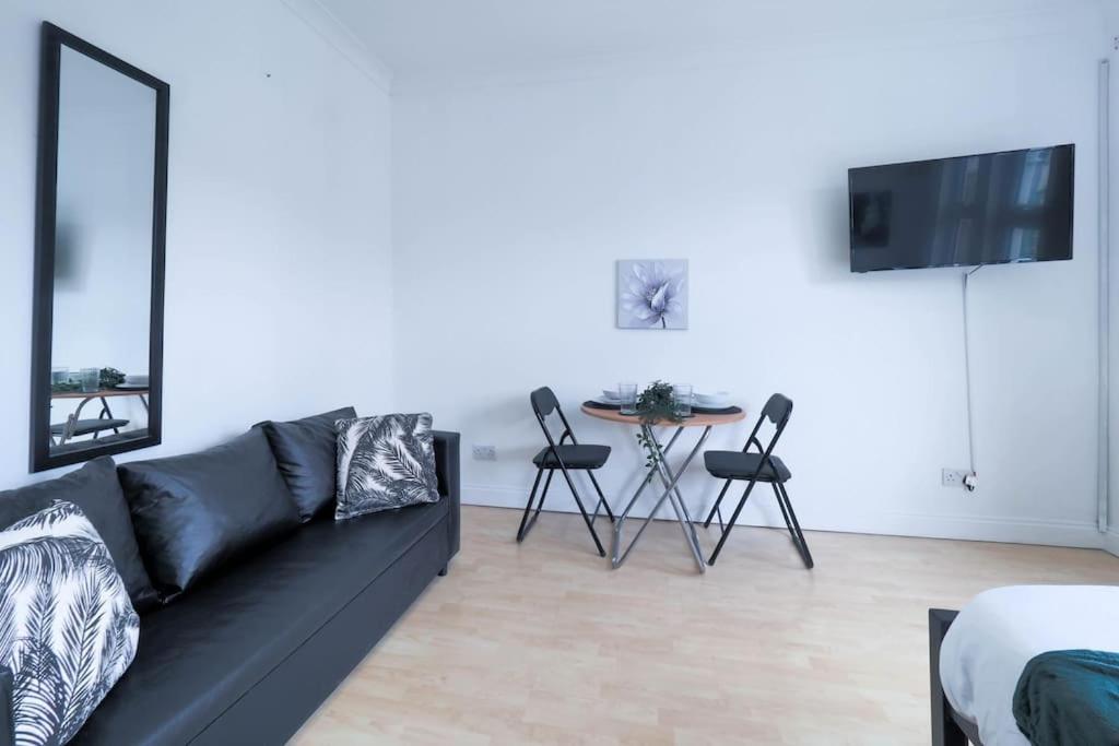 S5 Full Studio In Central Kilburn London With Kitchen Zone 2