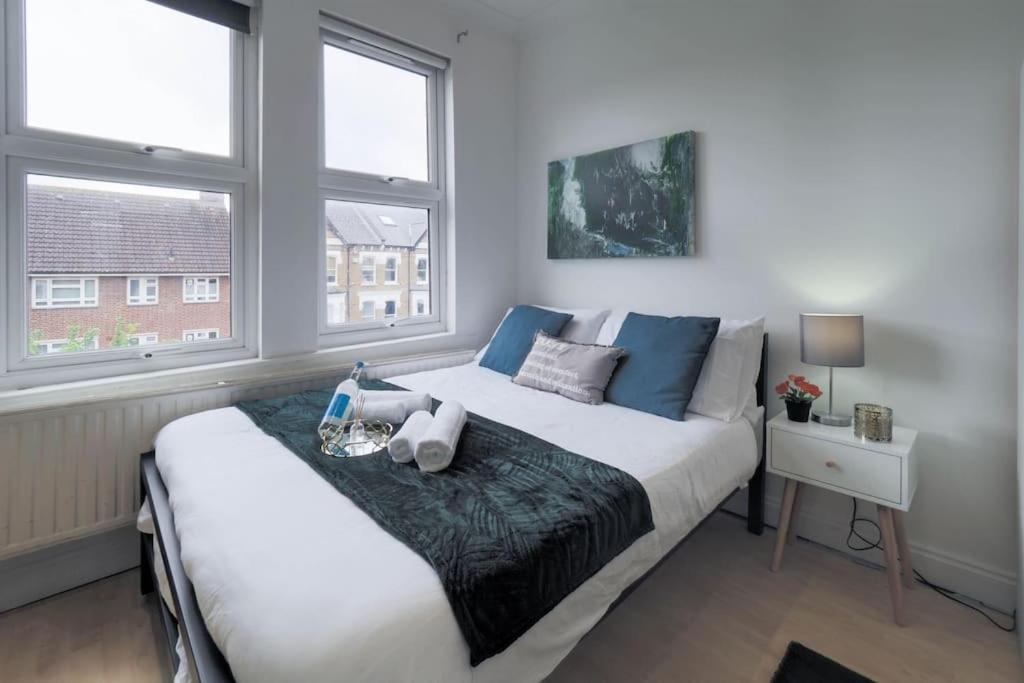 S5 Full Studio In Central Kilburn London With Kitchen Zone 2