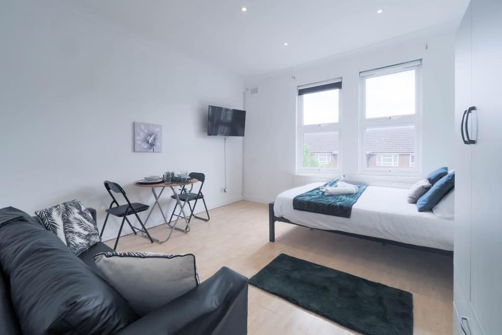 S5 Full Studio In Central Kilburn London With Kitchen Zone 2