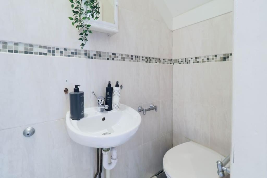 S5 Full Studio In Central Kilburn London With Kitchen Zone 2