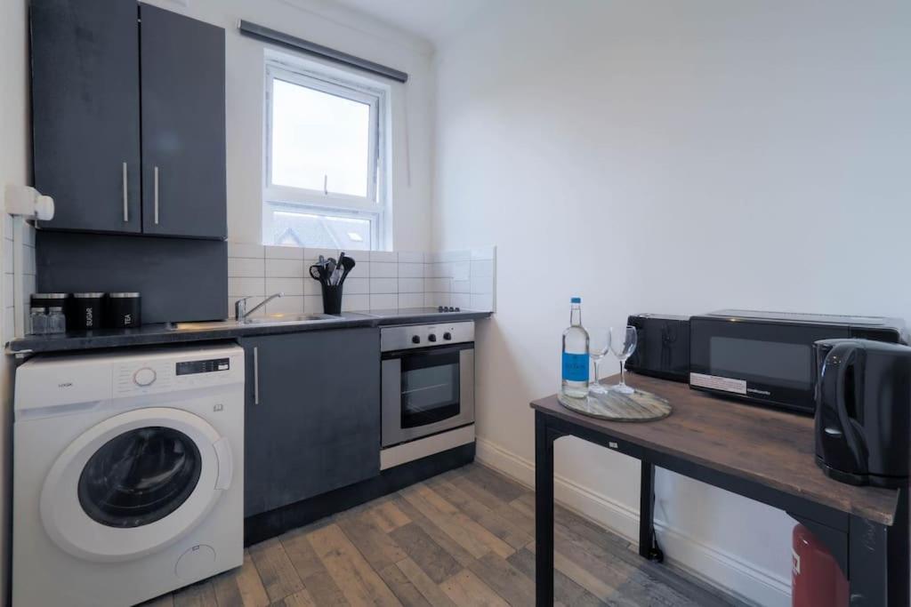 S5 Full Studio In Central Kilburn London With Kitchen Zone 2