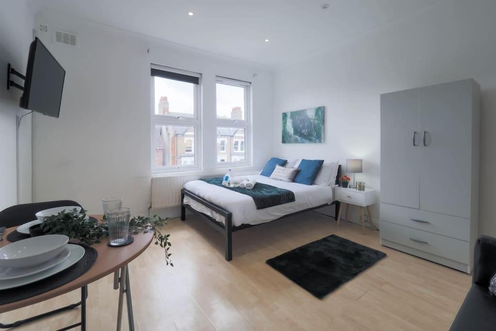 S5 Full Studio In Central Kilburn London With Kitchen Zone 2