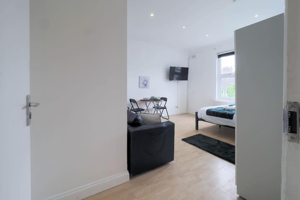 S5 Full Studio In Central Kilburn London With Kitchen Zone 2