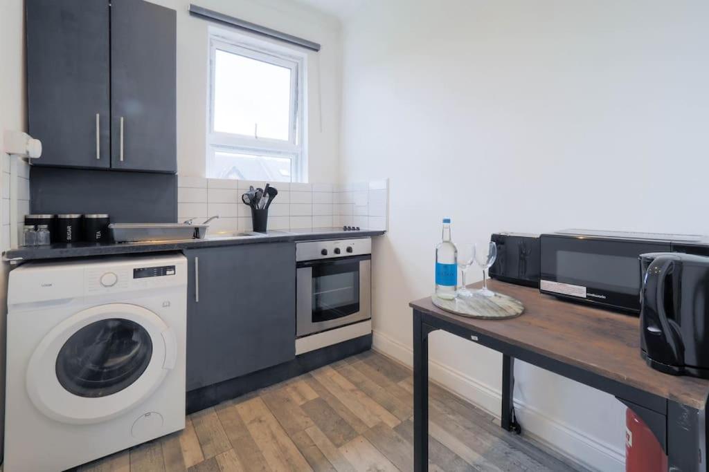 S5 Full Studio In Central Kilburn London With Kitchen Zone 2