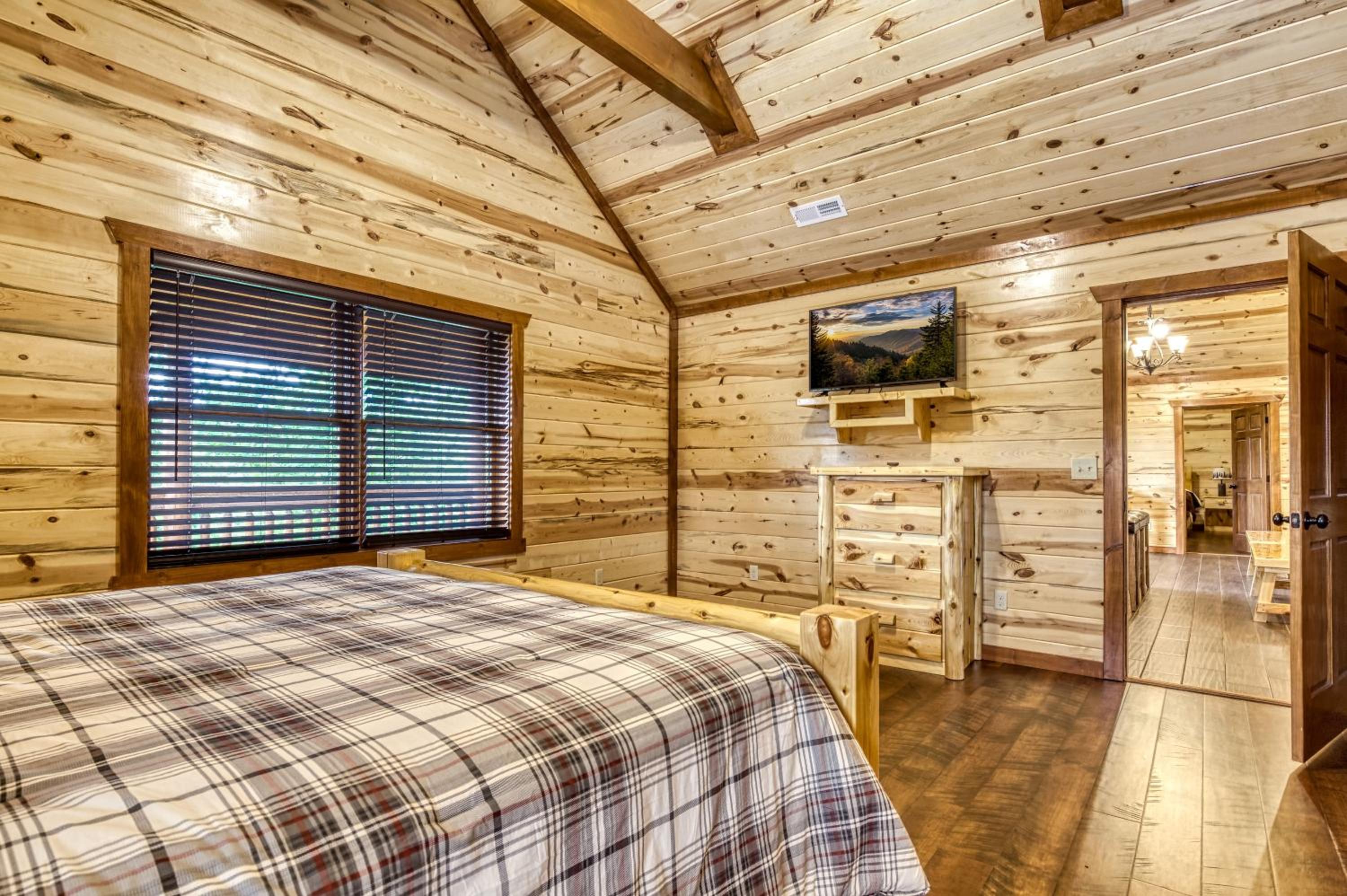 Majestic Splash-8 Bedroom, Indoor Pool, Hot Tub, 560 FREE tickets each paid day