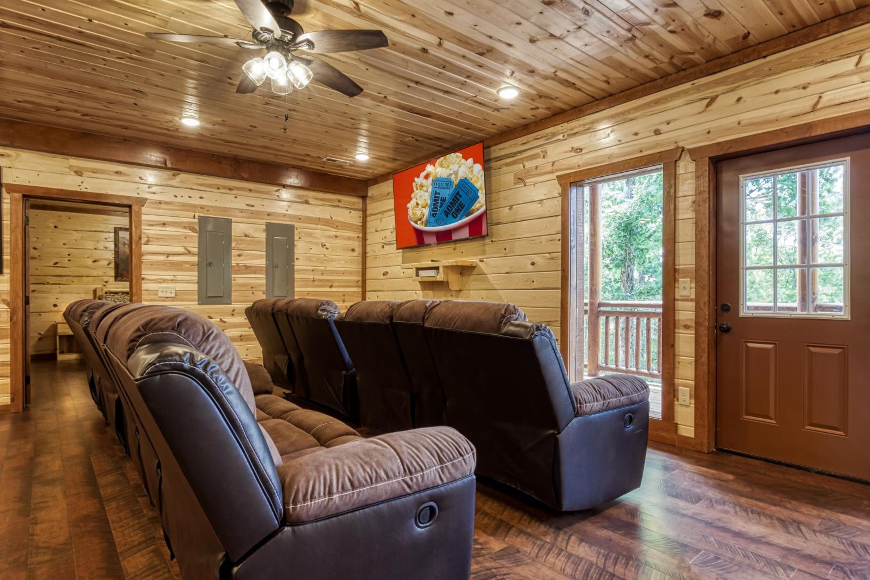 Majestic Splash-8 Bedroom, Indoor Pool, Hot Tub, 560 FREE tickets each paid day