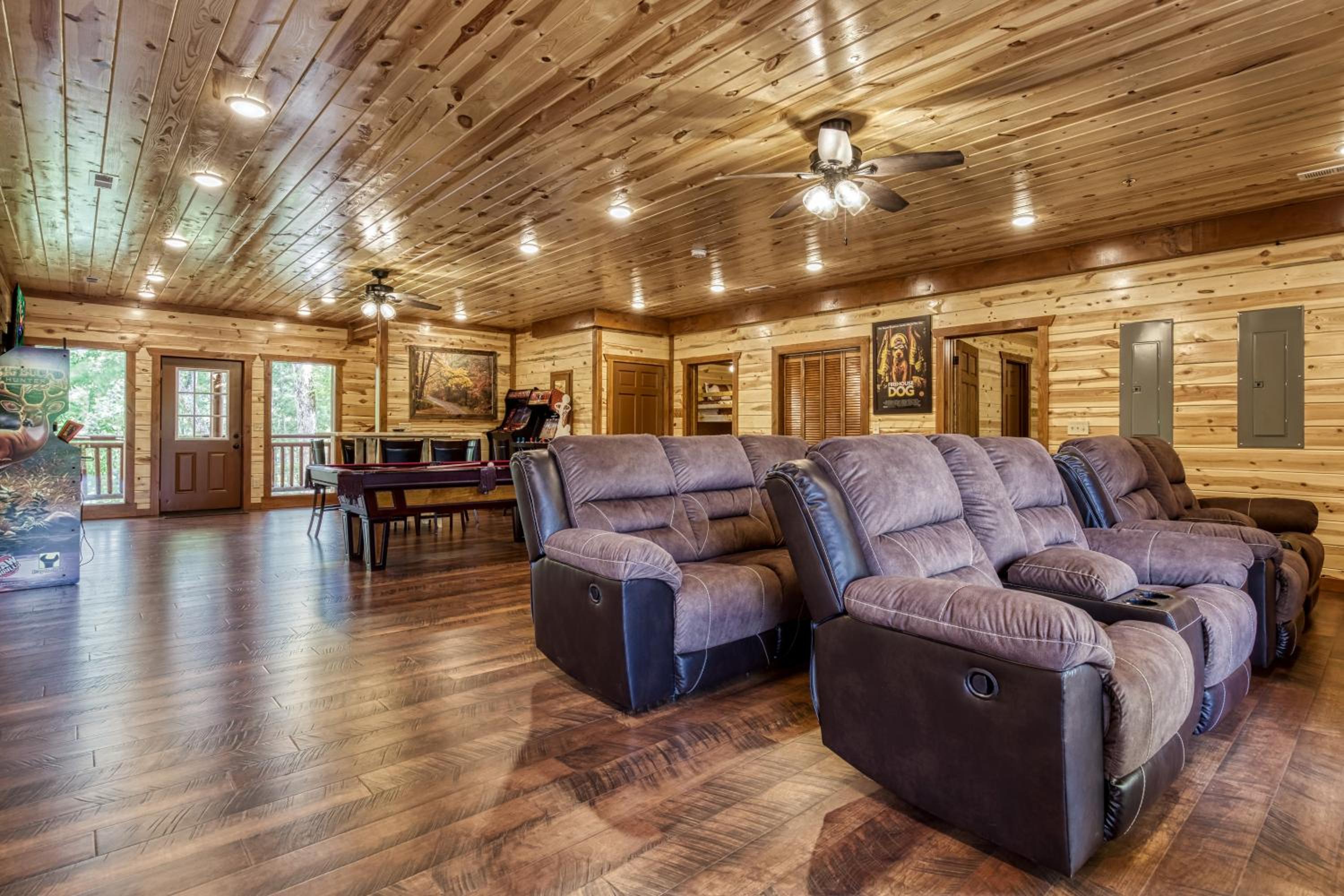Majestic Splash-8 Bedroom, Indoor Pool, Hot Tub, 560 FREE tickets each paid day