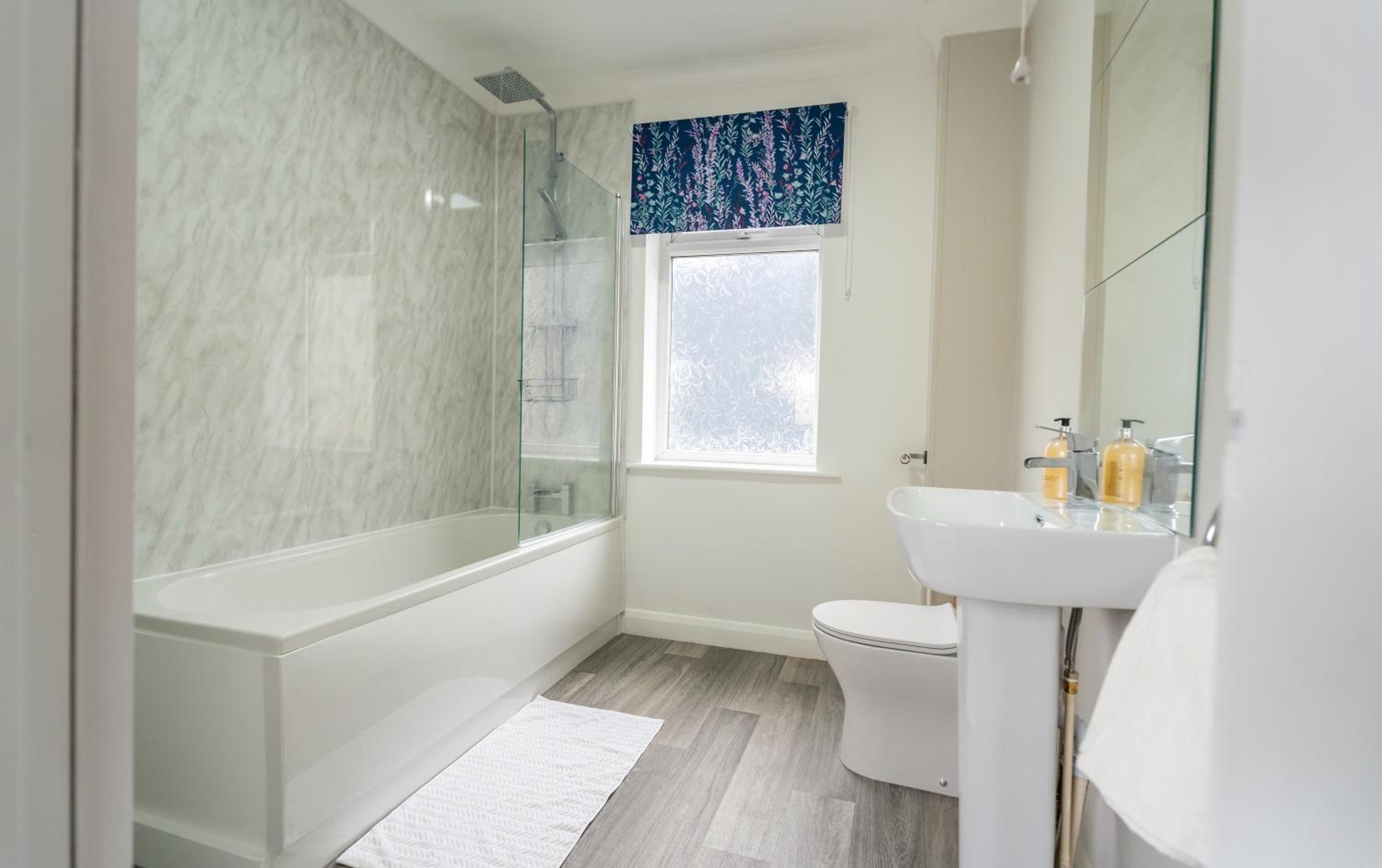 Clifford House - Prime Location - Free Parking, Fast Wifi and Smart TV by Yoko Property view 4