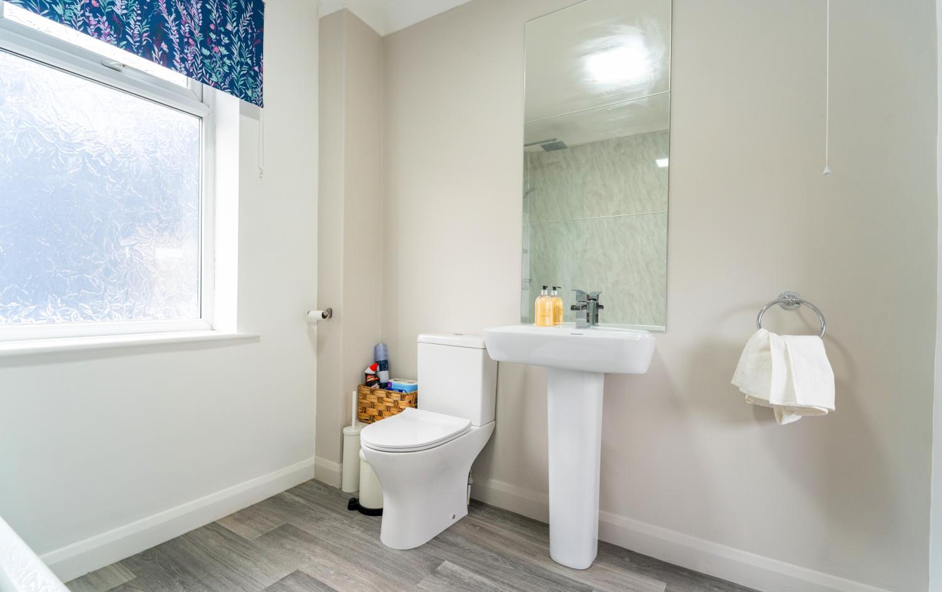 Clifford House - Prime Location - Free Parking, Fast Wifi and Smart TV by Yoko Property view 5