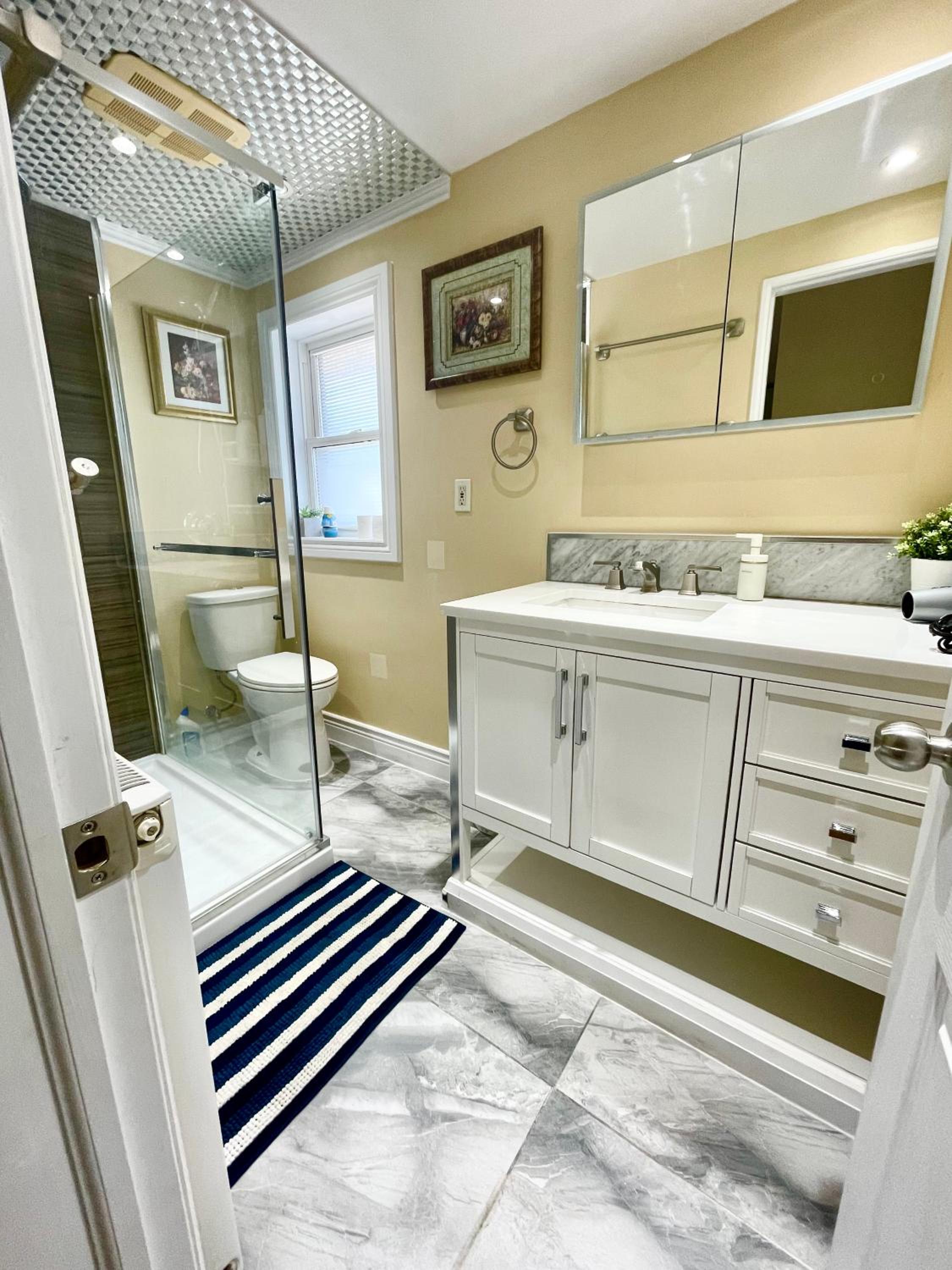 Bright&Modern Space Perfect for couple and Family Step to public transit in Toronto